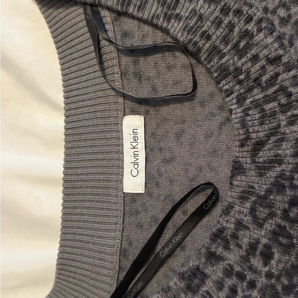 Leopard Print long sleeve Sweater with scoop neck by Calvin Klein - Picture 4 of 6